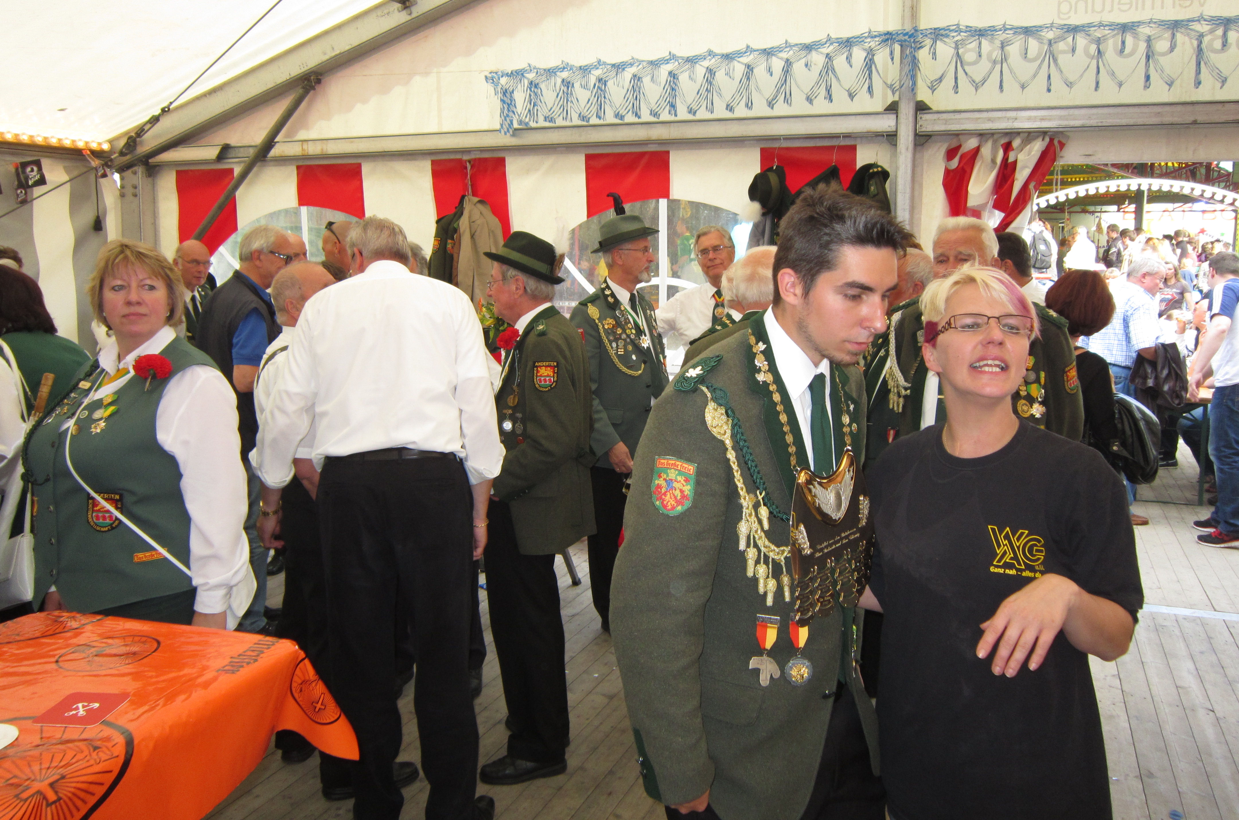 fsvf-20120716_040_gute_stimmmung_im_festzelt.jpg