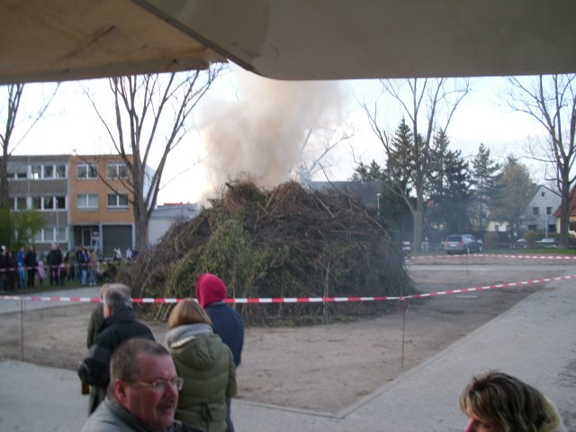 osterfeuer2012-01-anzuenden.jpg