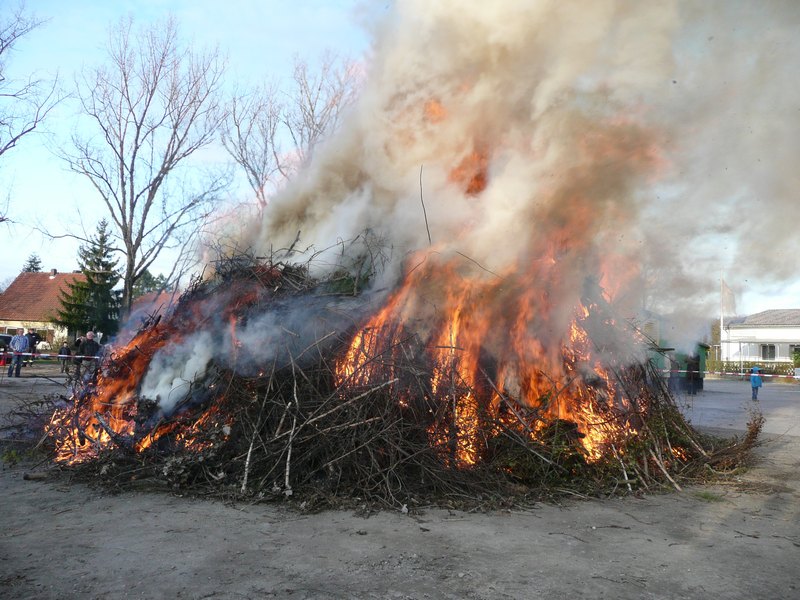 osterfeuer2012-02-lodernd.jpg