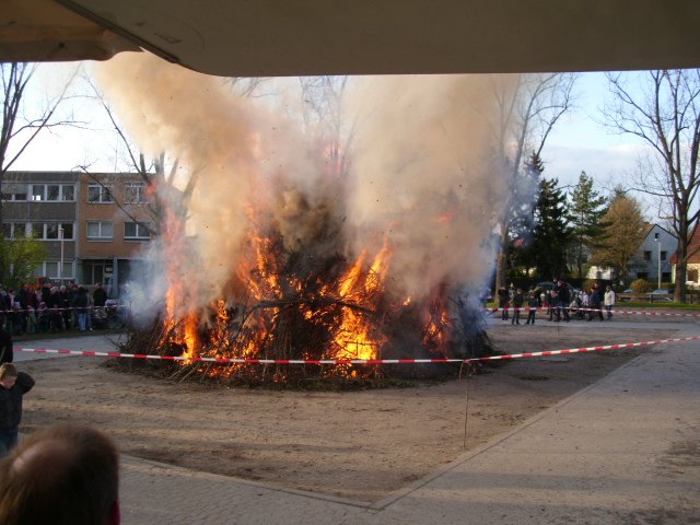 osterfeuer2012-03-brennend.jpg