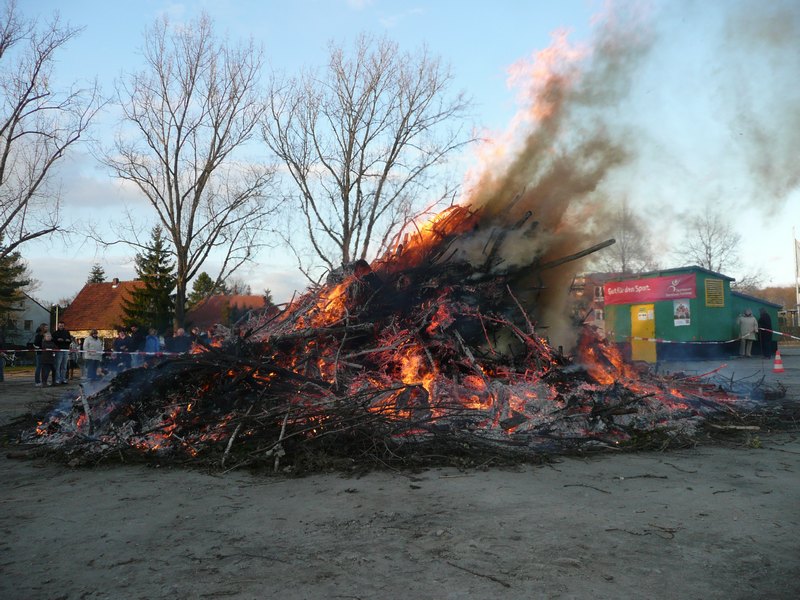 osterfeuer2012-06-niedergebrannt.jpg